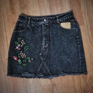 Denim Mini Skirt Very J Black Acid Wash Floral Embroidered Raw Hem Womens Size S